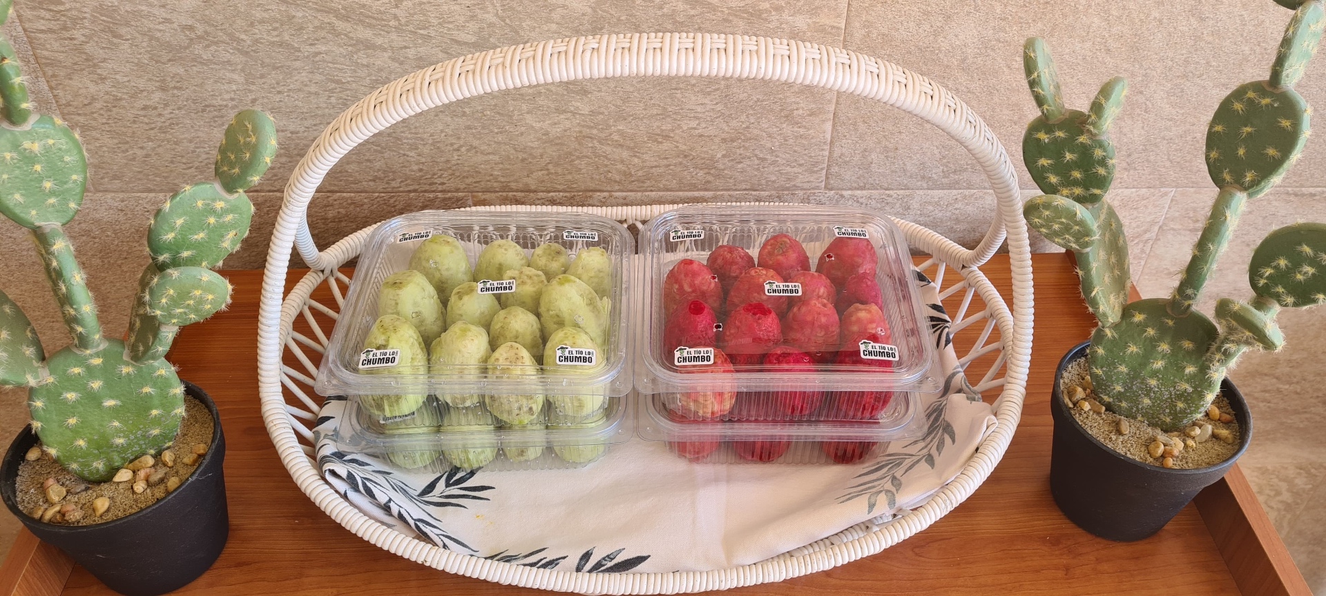 Cesta con bandejas de higos chumbos verdes y rojos